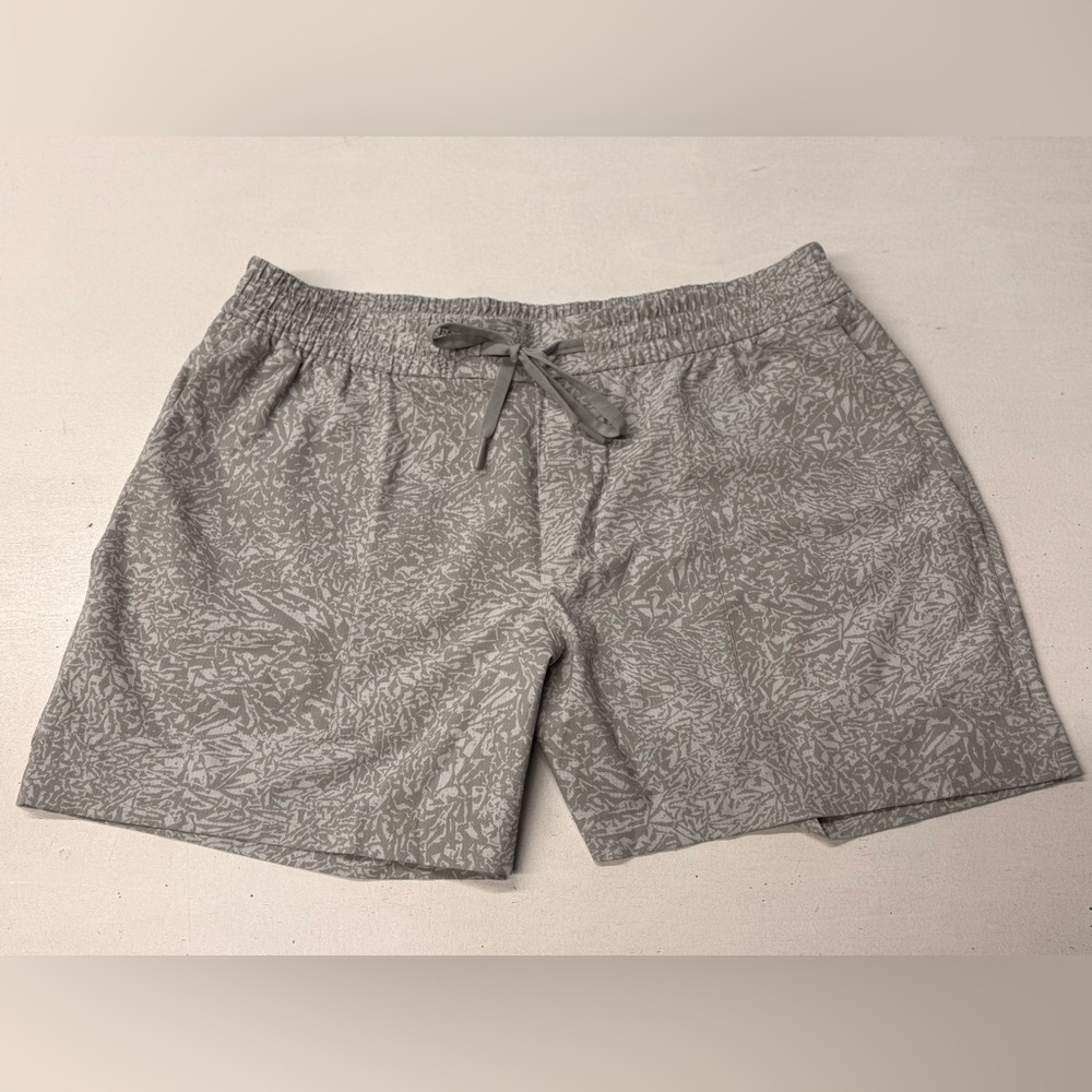 LULULEMON Grey Abstract Pattern Stretch Bowline 5in Shorts XL